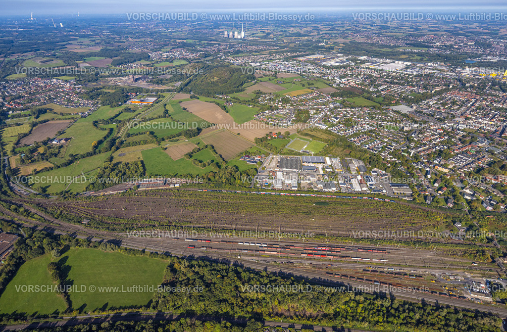 Hamm250900231 | Luftbild, Rangierbahnhof Hamm, Gewerbegebiet Schieferstraße und Halde Kissinger Höhe und Halde Humbert, CreativRevier Hamm, ehemaliges Bergwerk Ost Heinrich Robert, Blick zum RWE Generation SE Kraftwerk Gersteinwerk mit Schornstein und Kühltürmen, Stadtbezirk Pelkum, Hamm, Ruhrgebiet, Nordrhein-Westfalen, Deutschland