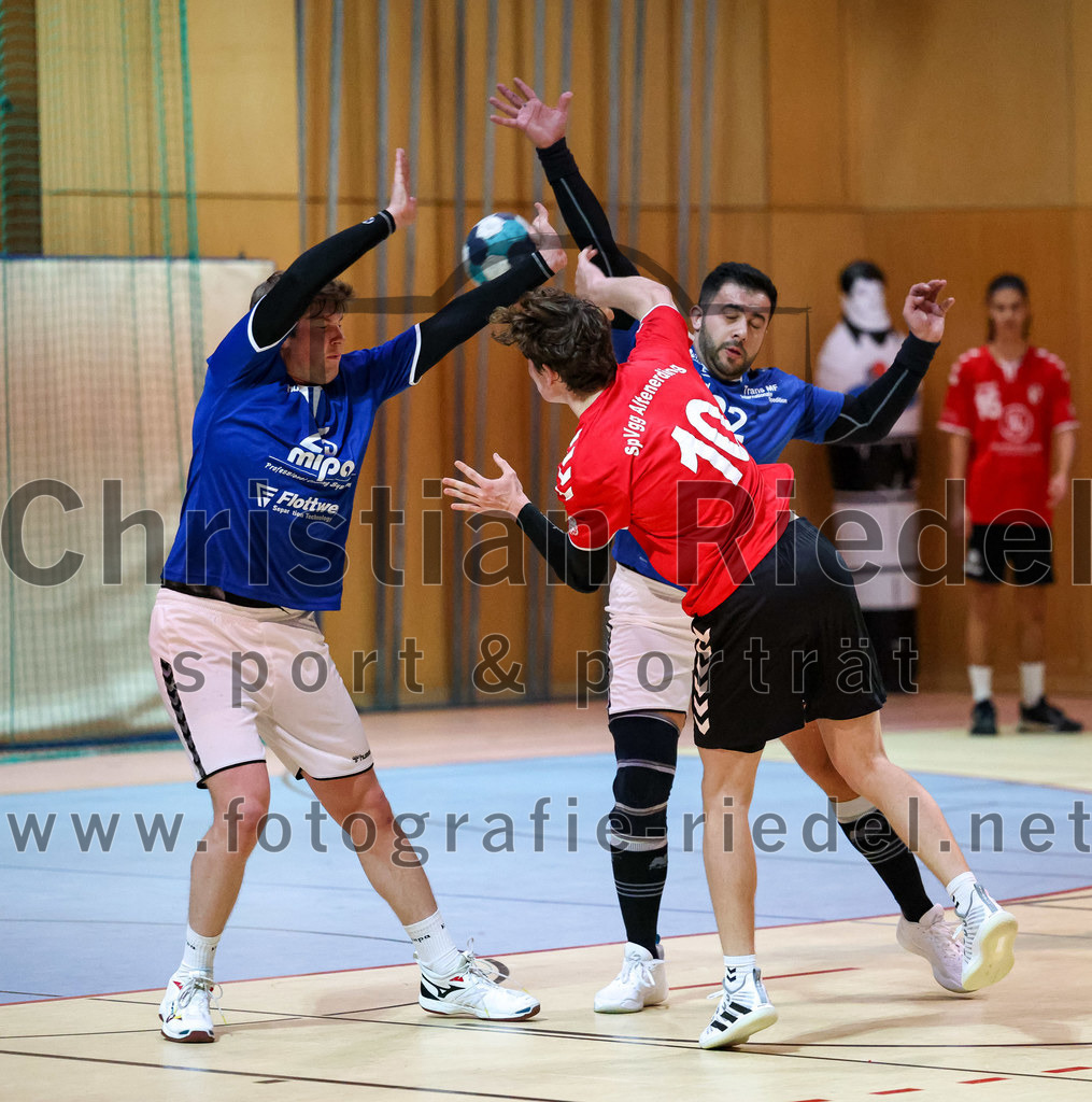 2022-11-19_055_SpVgg_Altenerding_gegen_TG_Landshut_II | Erding, Deutschland, 19.11.2022:
Handball, Bezirksoberliga Männer 2022 / 2023, 9. Spieltag, SpVgg Altenerding gegen TG Landshut II, Endergebnis: 33:31

Tim Steininger (SpVgg Altenerding, #10), Enis Kabashi (TG Landshut, #22)

Foto: Christian Riedel / fotografie-riedel.net