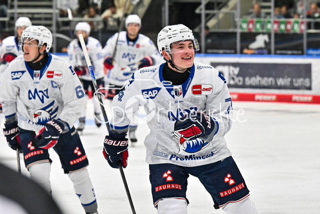 Augsburger Panther - Adler Mannheim | Jubel der Adler nach dem Treffer zum 5-3 durch Justin SCHÜTZ (Adler Mannheim 73) / Tor / Torschuetze / Freude / Happy / DEL: Augsburger Panther - Adler Mannheim; Curt Frenzel Stadion am 14.09.2025