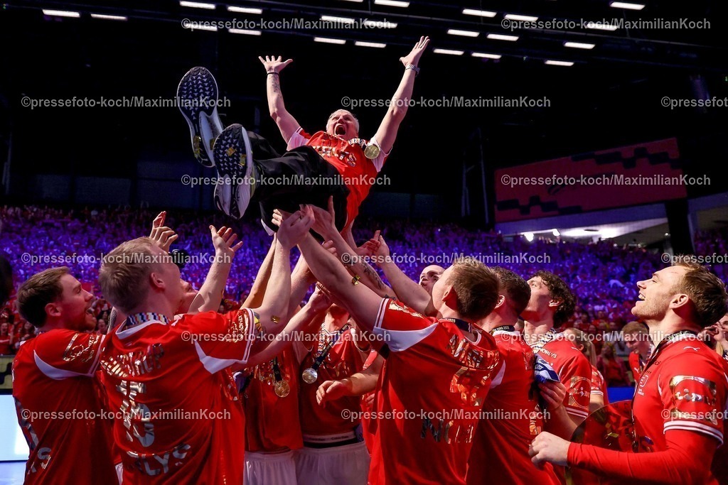EHF01022602146 | 01.02.2026, Handball, Men's EHF EURO 2026, Deutschland - Dänemark, Jyske Bank Boxen in Herning, Final: Dänemark ist Europameister. Die Mannschaft feiert den Sieg jubelnd auf dem Spielfeld. Das Team wirft  Headcoach Nikolaj Jacobsen (Denmark #hc) vor Freude in die Luft