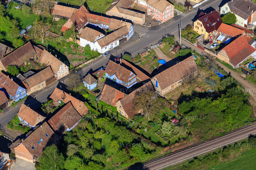 Vue aérienne: Jardins de la Ferme Bleue à Uttenhoffen dans le département Bas Rhin, France – .Photo: IMG_099423.jpg prise le 30/04/2017 par Werner Riehm/FLY-FOTO.eu – Résolution de l'original: 5472 x 3648 px – Jardins de la Ferme Bleue \xc3\xa0 Uttenhoffen en Alsace