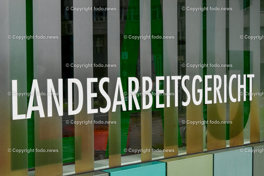 Deutschland_ Baden-Wuerttemberg_ Stuttgart_ 25.10.2025-7 | 25.10.2025, Deutschland, GER, Baden-Wuerttemberg, Stuttgart, im Bild Themenbild, Landesarbeitsgericht, Arbeitsrecht, Gericht, Justizgebaeude, Beschriftung, Fenster, moderne Architektur, oeffentliches Gebaeude, Deutschland, juristische Institution, Arbeitsstreitigkeiten, Rechtsprechung, Verwaltung, staatliche Einrichtung, Stadtansichten, Feature, Symbolbild 