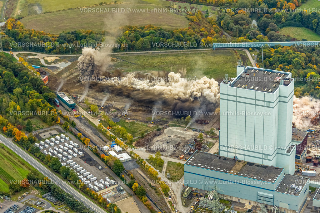 Hamm251000183Gersteinwerk | Luftbild, mit großem interesse verfolgten tausende Zuschauer die Sprengung des Gersteinwerk Schornsteins mit einer halben Stunde Verspätung. Der 282 Meter hohe RWE-Schornstein fiel exakt in das vorbereitete Schotterbeet. Stadtgrenze Werne, Hamm Nordrhein-Westfalen, Deutschland