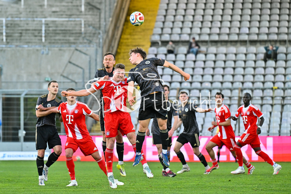 FC Bayern Amateure - SpVgg Ansbach | MUNICH, GERMANY - 17. APRIL: die Gäste können einen langen Einwurf der Bayern klären während dem Match zwischen den Amateuren des FC Bayern München und der SpVgg Ansbach am 29. Spieltag der Regionalliga Bayern im Grünwalder Stadion