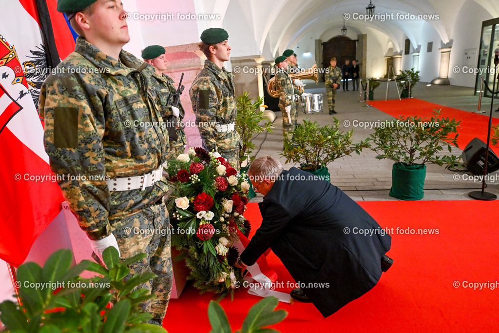 Kranzniederlegung mit LH Stelzer und VertreterInnen des Ooe. Landtags_ 31.10.2024-25 | 31.10.2024, Landhaus Linz AUT, Promenade, Kranzniederlegung 2024 zum Gedenken all jener, die in der Vergangenheit für Oberoesterreich Verantwortung getragen haben, im Bild LH Thomas Stelzer (VP, Landeshauptmann Ooe), Vertreter des Oesterreichischen Bundesheer