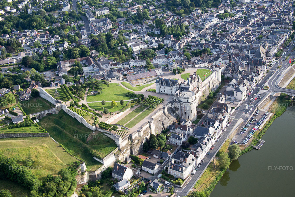 Luftbild: Ortsansicht in Amboise im Bundesland Indre-et-Loire in Frankreich. Foto: IMG_082355.jpg vom 20.06.2015 durch Werner Riehm/FLY-FOTO.de