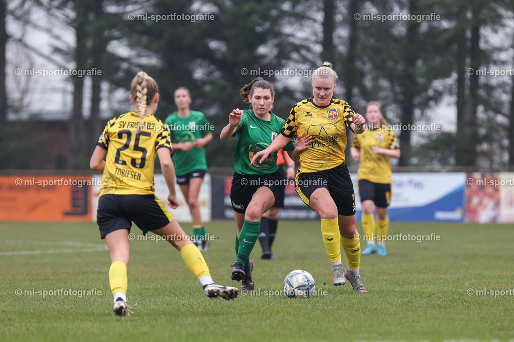 Fußball I Frauen I Saison 2025/2026 I Oberliga Schleswig-Holstein I 12. Spieltag I SV Frisia 03 Risum-Lindholm - Eichholzer SV | ml-sportfotografie - Realisiert mit Pictrs.com