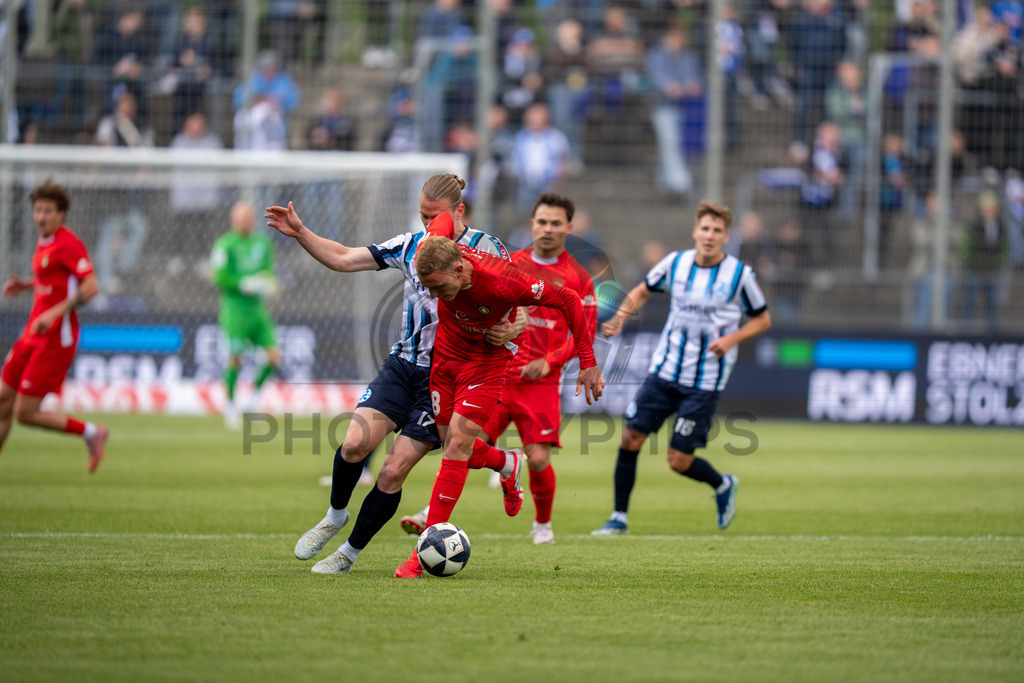 Stuttgarter Kickers vs. SG Sonnenhof Großaspach, Fussball, Regionalliga Suedwest, 34. Spieltag, 16.05.2026 | Zweikampf zwischen Luka Janes (SG Sonnenhof Großaspach, #28) und Marlon Fass (Stuttgarter Kickers, #17),Stuttgarter Kickers vs. SG Sonnenhof Großaspach, Fussball, Regionalliga Suedwest, 34. Spieltag, 16.05.2026