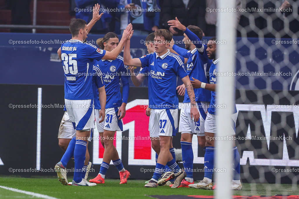 Schalke10112401014 | 10.11.2024, Fußball, FC Schalke 04 - SSV Jahn Regensburg, 2. Fußball Bundesliga, Veltins-Arena Gelsenkirchen, Saison 2024 2025: Kenan Karaman (S04 #19)  Torjubel nach dem 1:0 für Schalke. DFB regulations prohibit any use of photographs as image sequences and or quasi-video.