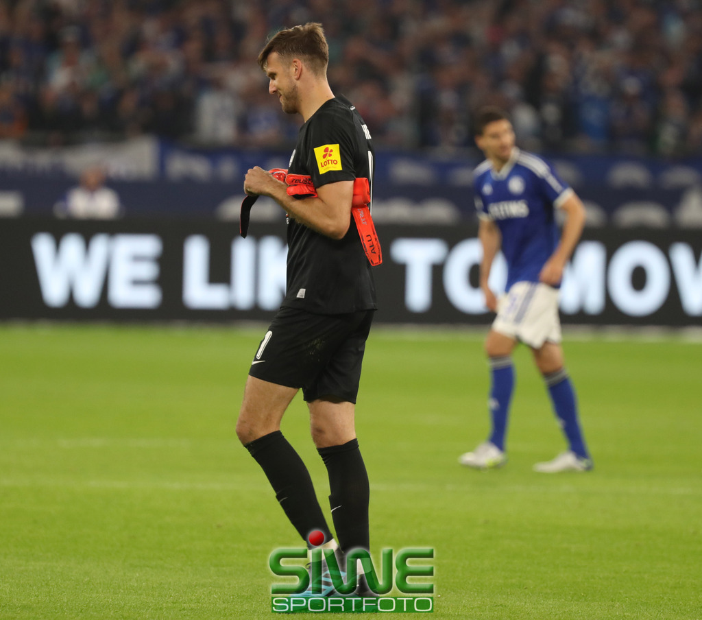 2.Fussball-Bundesliga  :  FC Schalke 04----1.FC Kaiserslautern    2.Sptg. | 05.08.2023  Fussball,GER, Saison 2023/2024;   2.Bundesliga;        2. Spieltag
FC Schalke 04---1.FC Kaiserslautern :  Nach der "Roten Karte" war für Andreas Luthe (1/1.FCK) "Schicht im Schacht".

DFL REGULATIONS PROHIBIT ANY USE OF PHOTOGRAPHS AS IMAGE SEQENCES AND/OR QUASI-VIDEO. - Realisiert mit Pictrs.com