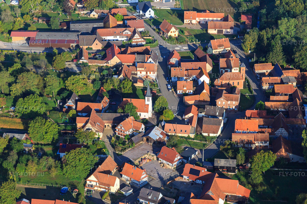Vue aérienne: Église protestante à Ingolsheim dans le département Bas Rhin, France – .Photo: IMG_139250.jpg prise le 01/10/2023 par Werner Riehm/FLY-FOTO.eu – Résolution de l'original: 5472 x 3648 px – Paroisses Protestantes du 