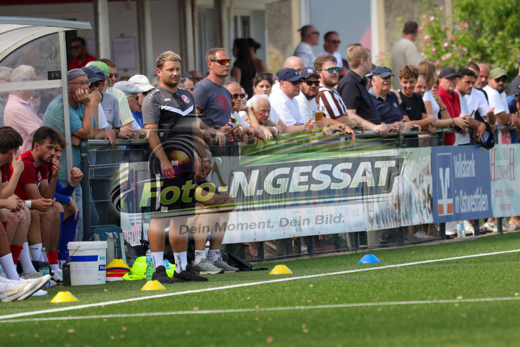 FC RW Kirchlengern - SuS Bad Westernkotten | Auf dem Bild zu sehen: FC RW Kirchlengern Trainer: Daniel Halfar  FC RW Kirchlengern, SuS Bad Westernkotten, Saison 26/27, Westfalenliga, Kirchlengern, Deutschland - Realisiert mit Pictrs.com