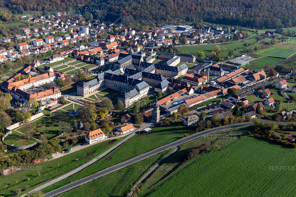 Luftbild: Gebäudekomplex des Klosters Ebrach mit Kaisersaal und Klosterkirche Ebrach und Justizvollzugsanstalt Ebrach im Ortsteil Eborach in Ebrach im Bundesland Bayern in Deutschland. Foto: IMG_119554.jpg vom 26.10.2019 durch Werner Riehm/FLY-FOTO.de