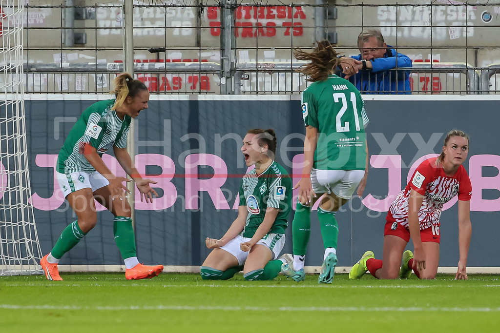 Fussball, Google Pixel Frauen-Bundesliga, SC Freiburg - SV Werder Bremen | v.li.: Maja Sternad (SV Werder Bremen, 11), Torschützin Sophie Weidauer (SV Werder Bremen, 9) und Chiara Hahn (SV Werder Bremen, 21) mit Torjubel, Jubel, jubeln, jubelt, optimistisch, Spielszene, Highlight, Freude über das Tor zum 0:1, Greta Stegemann (SC Freiburg, 16) enttäuscht schauend, Enttäuschung, DIE DFB-RICHTLINIEN UNTERSAGEN JEGLICHE NUTZUNG VON FOTOS ALS SEQUENZBILDER UND/ODER VIDEOÄHNLICHE FOTOSTRECKEN. DFB REGULATIONS PROHIBIT ANY USE OF PHOTOGRAPHS AS IMAGE SEQUENCES AND/OR QUASI-VIDEO.