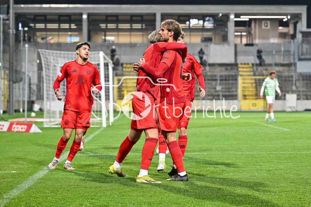 FC Bayern Amateure - SpVgg Greuther Fürth II | Jubel nach dem Treffer zum 1-0 durch Steve BREITKREUZ (FC Bayern München II #5) / Tor / Freude / Torschuetze / Regionalliga Bayern: FC Bayern Muenchen II - SpVgg Greuther Fuerth II, Gruenwalder Stadion am am 29.10.2024