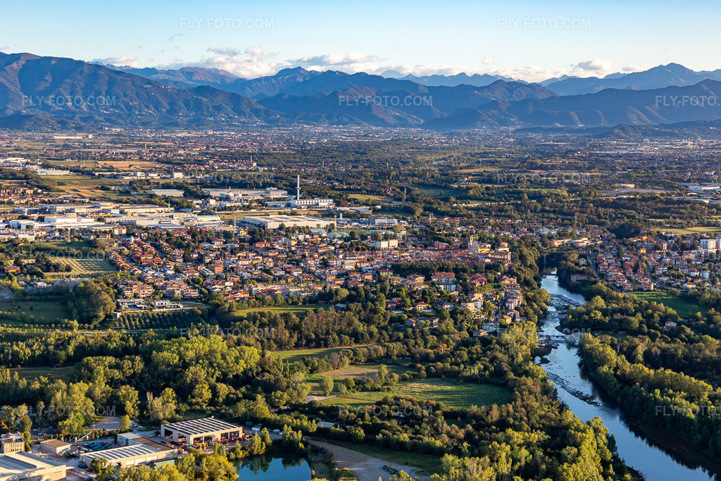 Aerial view: View of the town in Brembate in the state Bergamo, Italy. – Photo: IMG_134480.jpg taken on 09/19/2022 by Werner Riehm/FLY-FOTO.com – Resolution of the original: 5308 x 3539 px