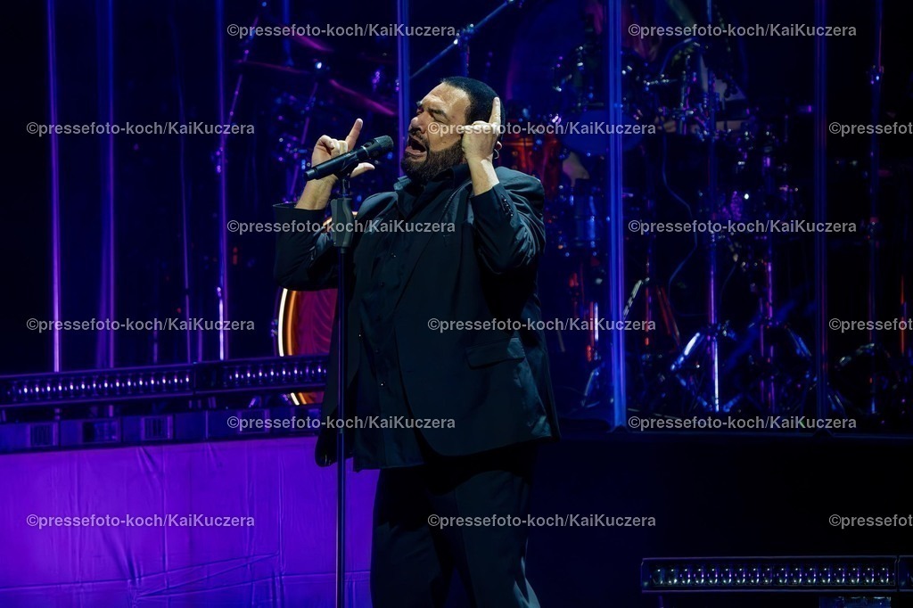 KKU06022501016 | 25.01.2025, xkkux, Düsseldorf, Die Band Alphaville performt bei ihrem Konzert Forever! LIVE Best of 40 Years in der Mitsubishi Electric HALLE. Im Bild Sänger und Frontman Marian Gold