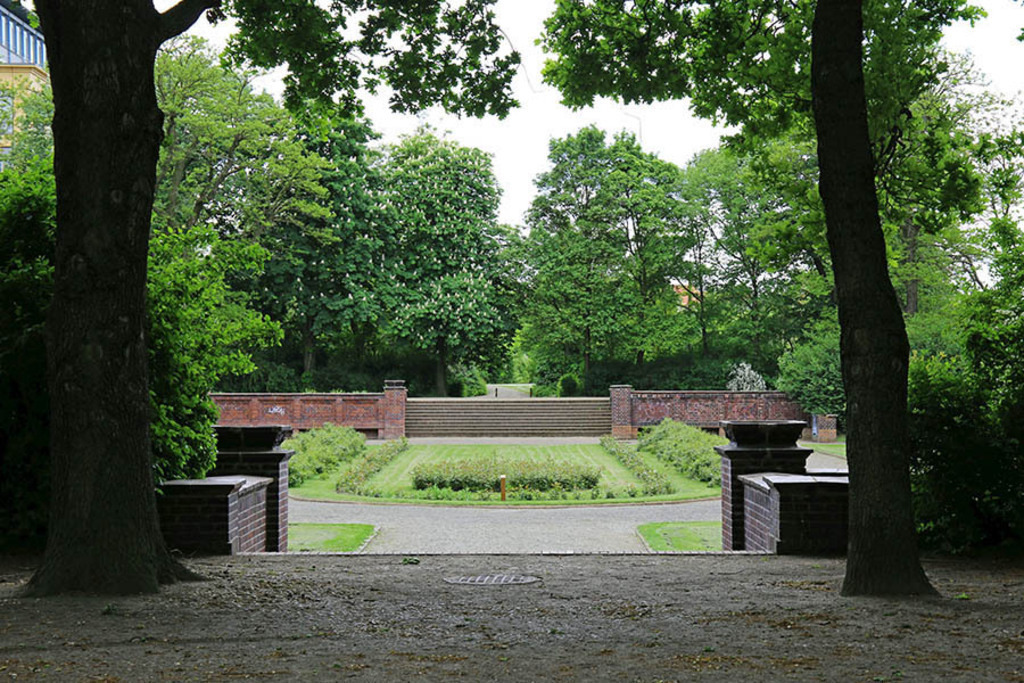 Mariannenpark - Rosengarten | Entdecke über 20 Kategorien Leipzig-Motive: Foto-Downloads, hochwertige Poster, Leinwand- & Fine-Art-Prints. Jetzt Lieblingsfoto im Bildlexikon Leipzig Shop bestellen!