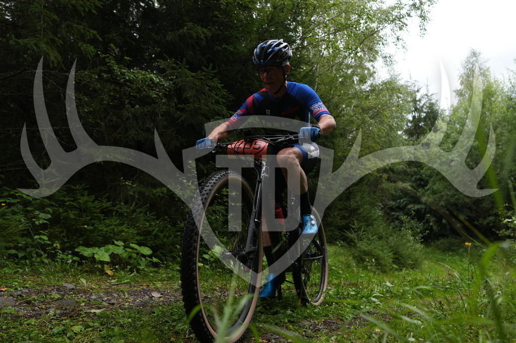 A6703388 | Fotogalerie der Treibjagd im Dunkelwald - Dein MTB Etappenrennen im Erzgebirge - Realisiert mit Pictrs.com