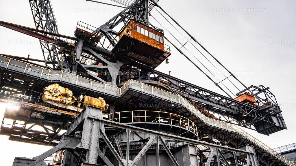 DSCF1985 | Ferropolis ist ein Industriemuseum und Veranstaltungsort in Gräfenhainichen östlich von Dessau-Roßlau auf einer Halbinsel im Gremminer See, dem ehemaligen Tagebau Golpa-Nord. Ferropolis ist Ankerpunkt der Europäischen Route der Industriekultur. Wikipedia - Realisiert mit Pictrs.com