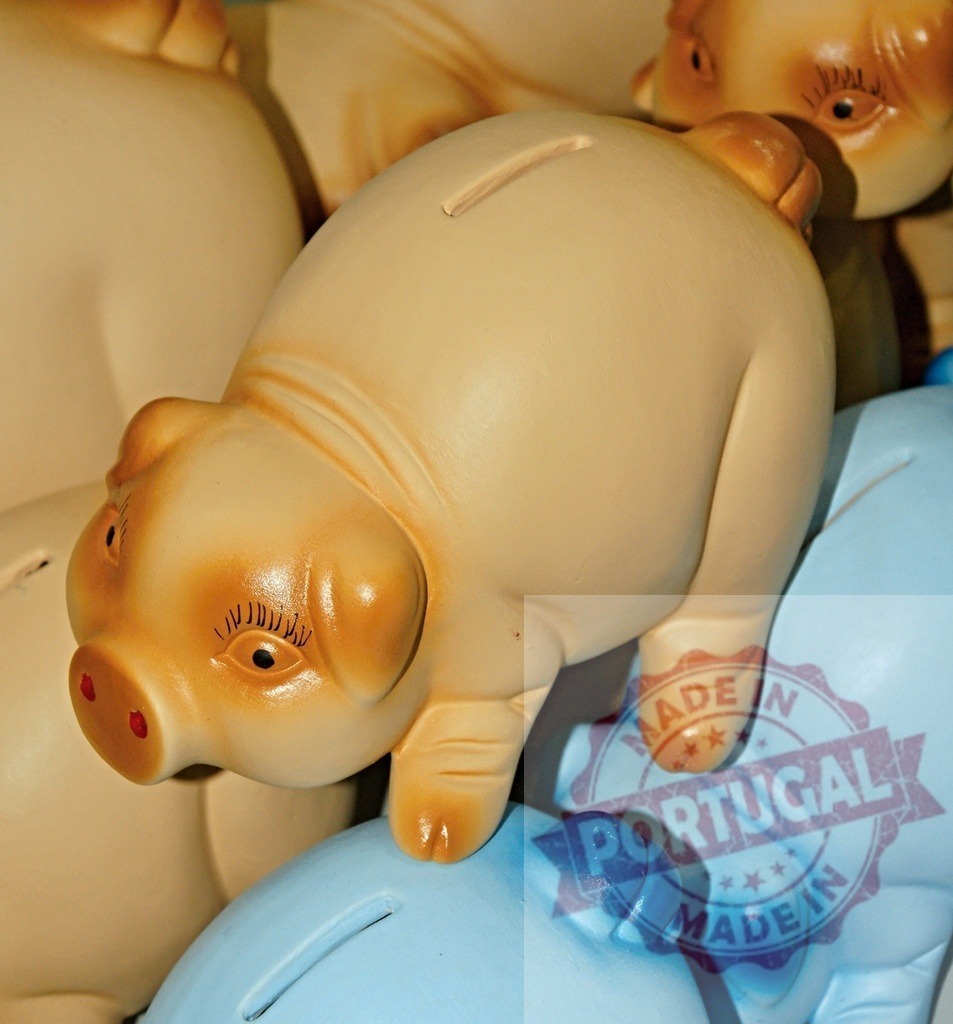 Piggy banks representing savings and financial future planning | Ceramic piggy banks symbolizing personal finance, savings, and investment goals - Realisiert mit Pictrs.com