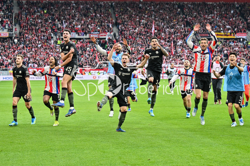 SC Freiburg - FC Bayern München | FREIBURG, GERMANY - 04. APRIL: die Spieler der Gäste feiern zusammen mit den Fans den 2-3 Auswärtssieg in Freiburg während dem Bundesligamatch zwischen dem SC Freiburg und dem FC Bayern München am 28. Spieltag im Europa-Park Stadion / DFL REGULATIONS PROHIBIT ANY USE OF PHOTOGRAPHS AS IMAGE SEQUENCES AND/OR QUASI-VIDEO / Josip STANISIC (FC Bayern Munich 44), Aleksandar PAVLOVIC (FC Bayern Munich 45), Joshua KIMMICH (FC Bayern Munich 6), Leon GORETZKA (FC Bayern Munich 8)