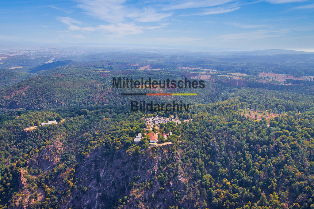 Thale-Roßtrappe-Hexentanzplatz-Harz_0054 | Die Luftaufnahmen zeigen den Hexentanzplatz aus unterschiedlichen Perspektiven. Je nach Blickrichtung werden das Bodetal, die Roßtrappe sowie die Stadt Thale sichtbar. Die Aufnahmen vermitteln einen eindrucksvollen Überblick über einen der bekanntesten Aussichtspunkte und Touristenmagnete des Harzes.
 - Realisiert mit Pictrs.com