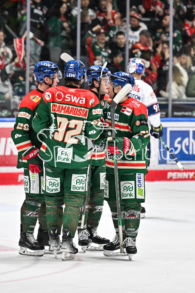 Augsburger Panther - EHC RB München | AUGSBURG, DEUTSCHLAND - 27. FEBRUAR: Jubel der Panther nach dem Anschlusstreffer zum 2-4 durch Cody KUNYK (Augsburger Panther 20) / Tor / Torschuetze / Freude / Happy während dem Match zwischen den Augsburger Panthern und dem EHC RB München am 46. Spieltag der Penny DEL im Curt Frenzel Stadion