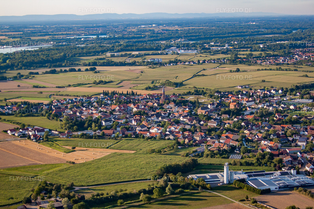 Luftbild: Ortsansicht von Süden im Ortsteil Rheinbischofsheim in Rheinau im Bundesland Baden-Württemberg in Deutschland.Foto: IMG_59525.jpg vom 16.08.2013 durch Werner Riehm/FLY-FOTO.deAuflösung des Originals: 4752 x 3168 px
