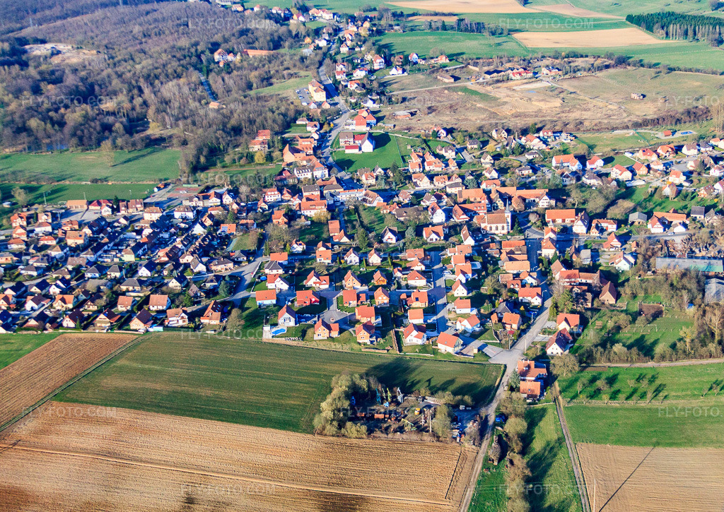 Aerial view: View of the town from the southwest in Merkwiller-Pechelbronn in the state Bas-Rhin, France. – Photo: IMG_38733.jpg taken on 03/20/2011 by Werner Riehm/FLY-FOTO.com – Resolution of the original: 4401 x 3115 px