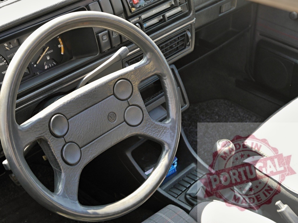 Volkswagen car interior with steering wheel and gear stick | Vintage Volkswagen car interior dashboard and steering wheel, showing the gear shift and seat - Realisiert mit Pictrs.com