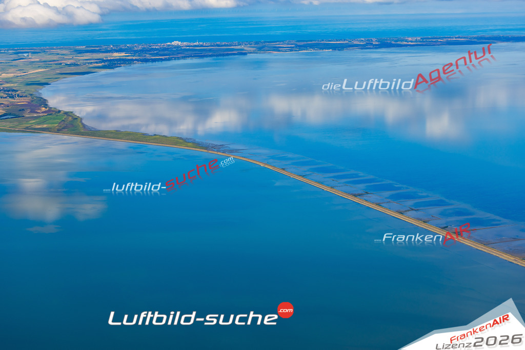 Die Luftaufnahme Hindenburgdamm Nordsee - Sylt wurde 2022 vom Flugzeug aus (keine Drohne) erstellt. Hohe Auflösung -für große Poster und Wandbilder geeignet - Garantiert!