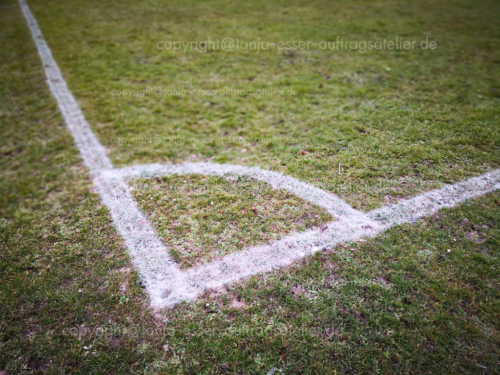 Football soccer field D | Rasen Fußball Platz zeigt die Kreidemarkierung für eine Ecke. Fußballfeld im Frühling. 