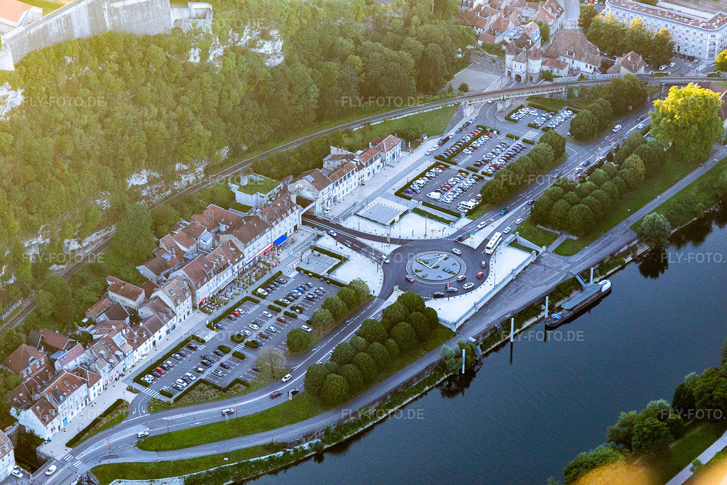 Luftbild: Parkplatz Square Rivotte im Ortsteil Citadelle in Besançon im Bundesland Doubs in Frankreich. Foto: IMG_129659.jpg vom 23.09.2021 durch Werner Riehm/FLY-FOTO.de