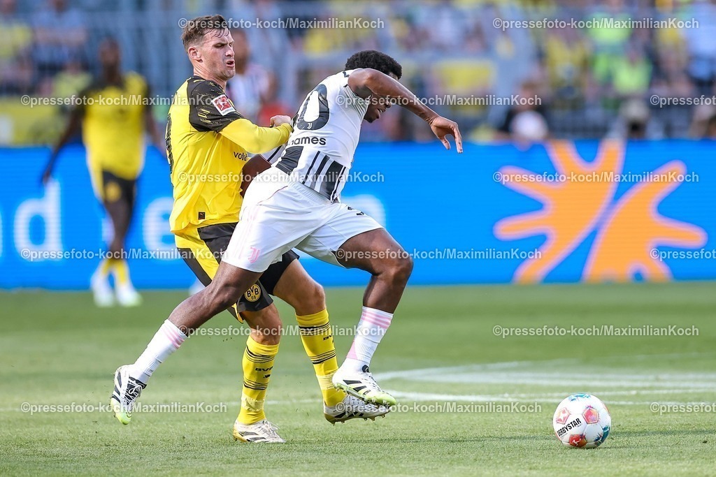 BVB10082501040 | 10.08.2025, Fußball, Borussia Dortmund - Juventus Turin, Testspiel, Signal Iduna Park, Saison 2025 2026: Jonathan David&nbsp;(Juventus Turin #30) im Zweikampf gegen  Pascal Groß&nbsp;(BVB #13)   DFB regulations prohibit any use of photographs as image sequences and or quasi-video.