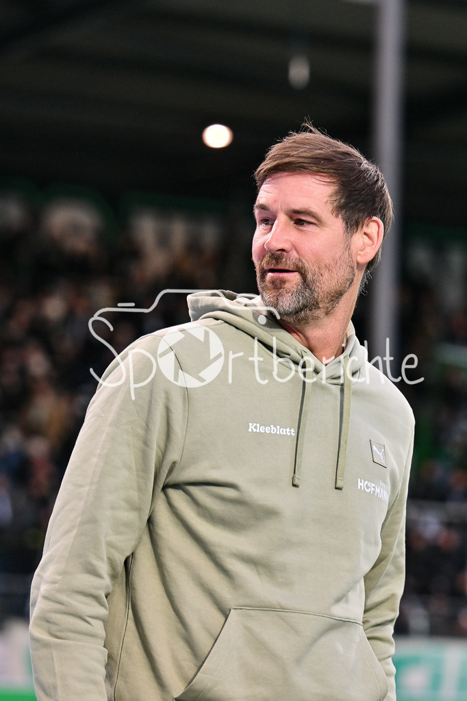 SpVgg Greuther Fürth - Karlsruher SC | FUERTH, GERMANY - OCTOBER 24:  Thomas KLEINE headcoach Spvgg Greuther Fuerth before the 2. bundesliga match between SpVgg Greuther Fuerth vs. Karlsruher SC on matchday 10 at Sportpark Ronhof Thomas Sommer on October 24, 2025 in Fuerth, Germany / DFL REGULATIONS PROHIBIT ANY USE OF PHOTOGRAPHS AS IMAGE SEQUENCES AND/OR QUASI-VIDEO
