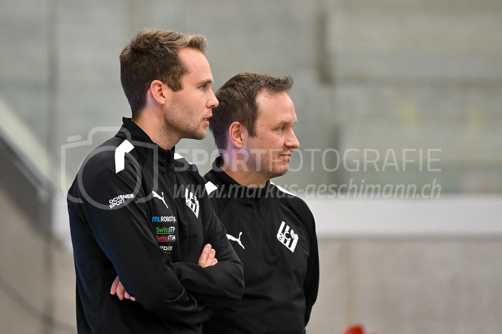 HC Rychenberg vs Tigers Langnau - 11. Dezember 2022 | HC Rychenberg vs Tigers Langnau
AXA Arena, Winterthur
Philipp Krebs (Head Coach HC Rychenberg) und Kari Koskelainen (Assistent HC Rychenberg).
Bild: Sportfotografie Markus Aeschimann | www.markus-aeschimann.ch - Realisiert mit Pictrs.com