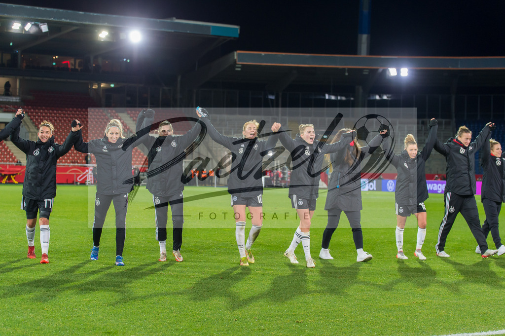 GERTUR20211126_054 | Fussball, Frauen:  Spielerinnen von Deutschland Schlussjubel, jubelt nach dem 8:0 Sieg bei dem Spiel der WM-Qualifikation zwischen Deutschland und Tuerkei im Eintracht-Stadion am 26.11.2021 in Braunschweig, Deutschland. - Realisiert mit Pictrs.com