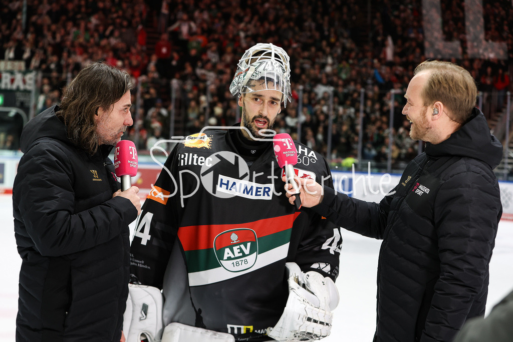 Augsburger Panther - Kölner Haie  | v. l. Andreas RENZ, Dennis ENDRAS (AEV #44) und Jan LUEDEKE beim Interview von MagentaSport nach der Partie / Magenta Sport