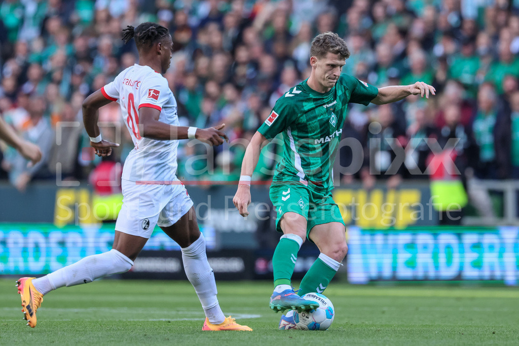 Fussball, Bundesliga, SV Werder Bremen - SC Freiburg | v.li.: Junior Adamu (SC Freiburg, 20) und Jens Stage (SV Werder Bremen, 6) im Zweikampf, Duell, Dynamik, Aktion, Action, Spielszene, DIE DFL-RICHTLINIEN UNTERSAGEN JEGLICHE NUTZUNG VON FOTOS ALS SEQUENZBILDER UND/ODER VIDEOÄHNLICHE FOTOSTRECKEN. DFL REGULATIONS PROHIBIT ANY USE OF PHOTOGRAPHS AS IMAGE SEQUENCES AND/OR QUASI-VIDEO.