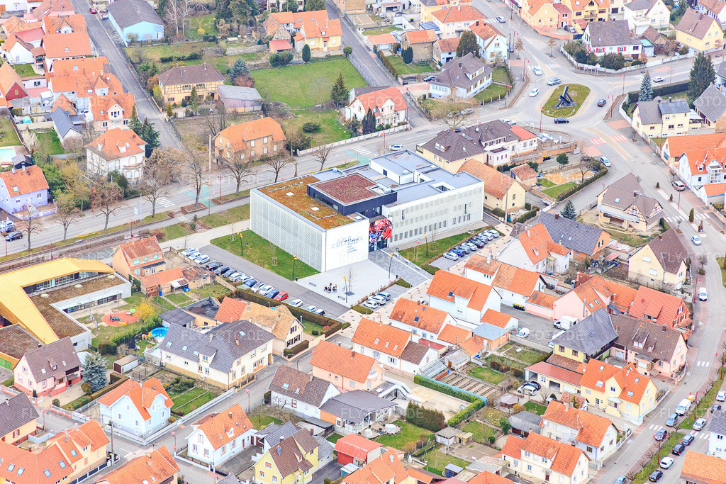Luftbild: Pôle Culturel De Drusenheim und Crèche Multi Accueil - Pays Rhénan in Drusenheim im Bundesland Bas-Rhin in Frankreich. – Foto: IMG_086624.jpg vom 19.03.2016 durch Werner Riehm/FLY-FOTO.de – Auflösung des Originals: 5472 x 3648 px – Accueil ⋆ Pôle Culturel de Drusenheim