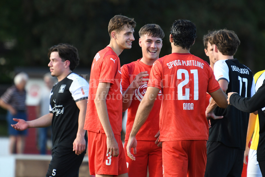 SpVgg Plattling : SpVgg GW Deggendorf | fröhliche Gesichter bei der SpVgg Plattling: in der Mitte Torschütze Karl Janka (SpVgg Plattling) mit Ben Buchner (SpVgg Plattling) und Arda Ulukus (SpVgg Plattling) - Realisiert mit Pictrs.com