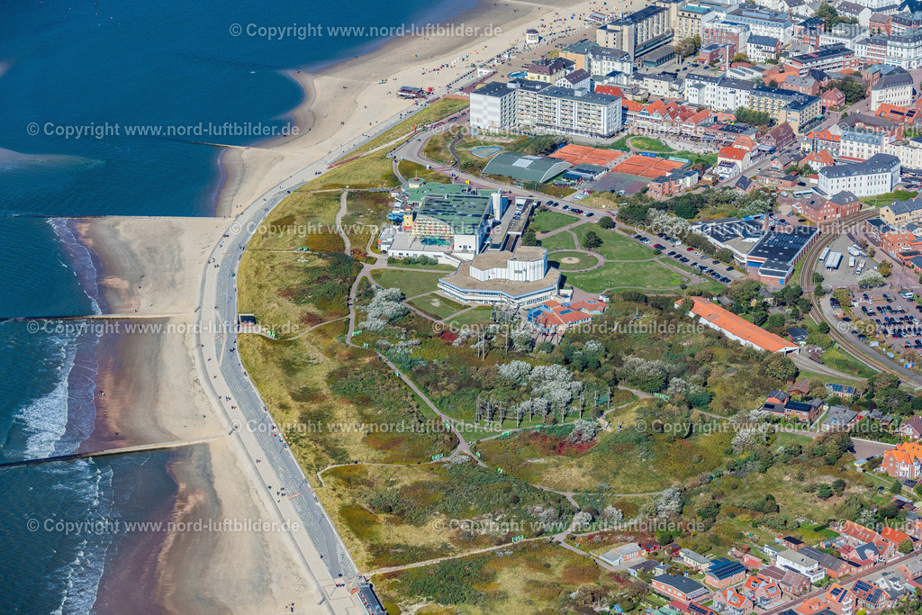 Borkum_Ortsansicht_ELS_5816091022 | BORKUM 09.10.2022 Gebäude der Veranstaltungshalle auf der Kulturinsel an der Goethestraße in Borkum im Bundesland Niedersachsen, Deutschland. Weiterführende Informationen bei: Nordseeheilbad Borkum GmbH. // Building of the indoor arena on Goethestrasse in Borkum in the state Lower Saxony, Germany. Further information at: Nordseeheilbad Borkum GmbH. Foto: Martin Elsen