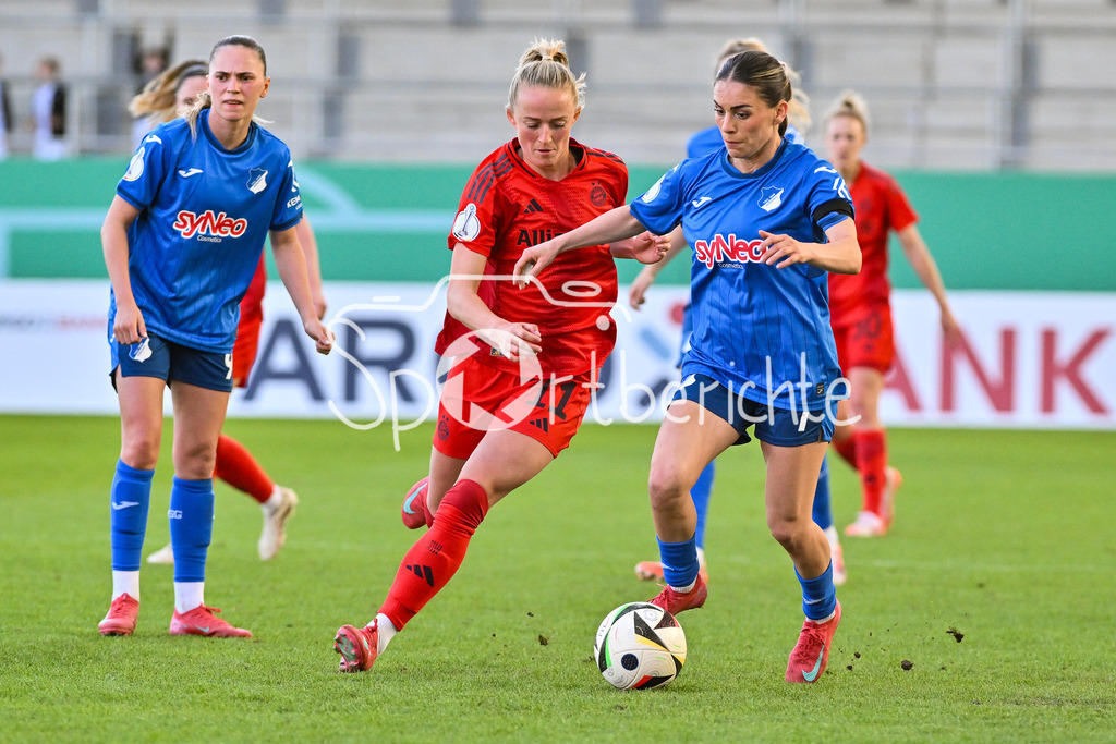 FC Bayern München - TSG 1899 Hoffenheim | Im Duell Lea SCHUELLER (FCB #11) und Ereleta MEMETI (TSG Hoffenheim Frauen 7) / Zweikampf / Frauen DFB Pokal: FC Bayern Muenchen - TSG 1899 Hoffenheim, FC Bayern Campus am 22.03.2025