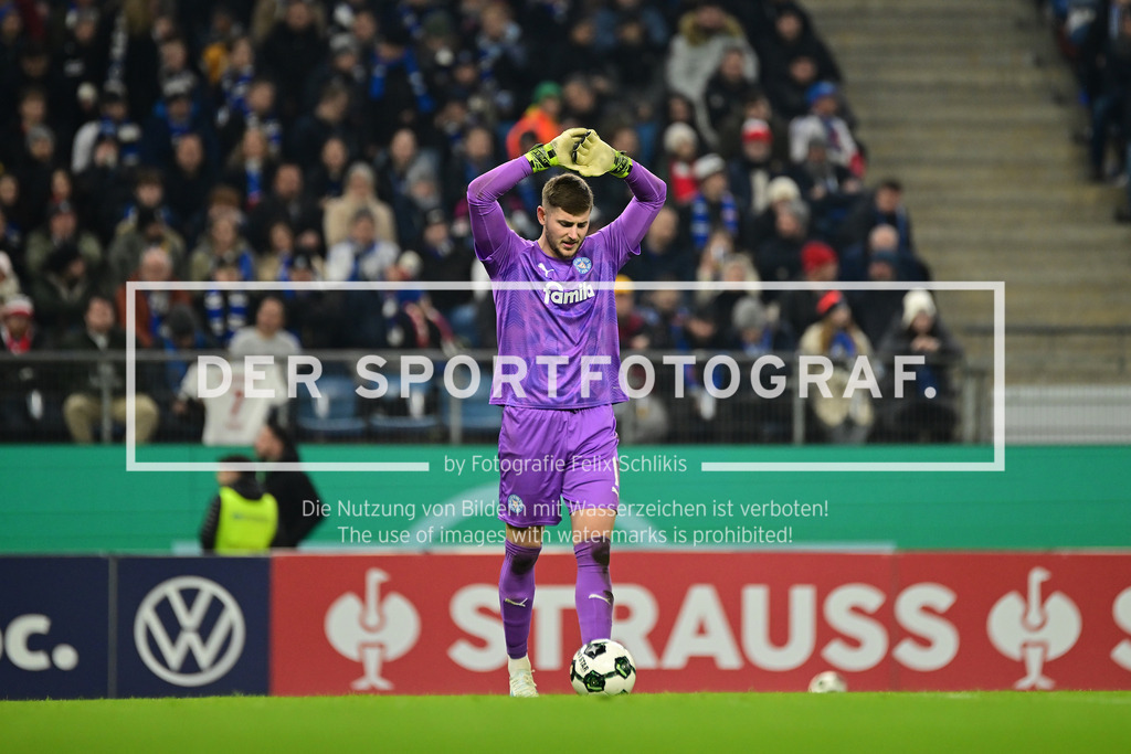 Fußball I Herren I Saison 2025-2026 I DFB-Pokal I Achtelfinale I Hamburger SV - Holstein Kiel I 41503 | Einzelfoto, Freisteller, Einzelbild, Cut-out, isoliertes Motiv, Sportaufnahme, Nahaufnahme, freigestellt, freigestellte Aufnahme, Aufnahme, Einzeln: Timon Weiner (1, Holstein Kiel) - Realisiert mit Pictrs.com
