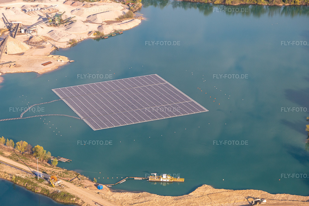 Luftbild: Schwimmendes Solarkraftwerk und Panelfelder von Photovoltaik- Anlagen auf der Wasseroberfläche auf einem Baggersee zur Kiesgewinnung. in Leimersheim im Bundesland Rheinland-Pfalz in Deutschland. Foto: IMG_126459.jpg vom 20.04.2021 durch Werner Riehm/FLY-FOTO.de
