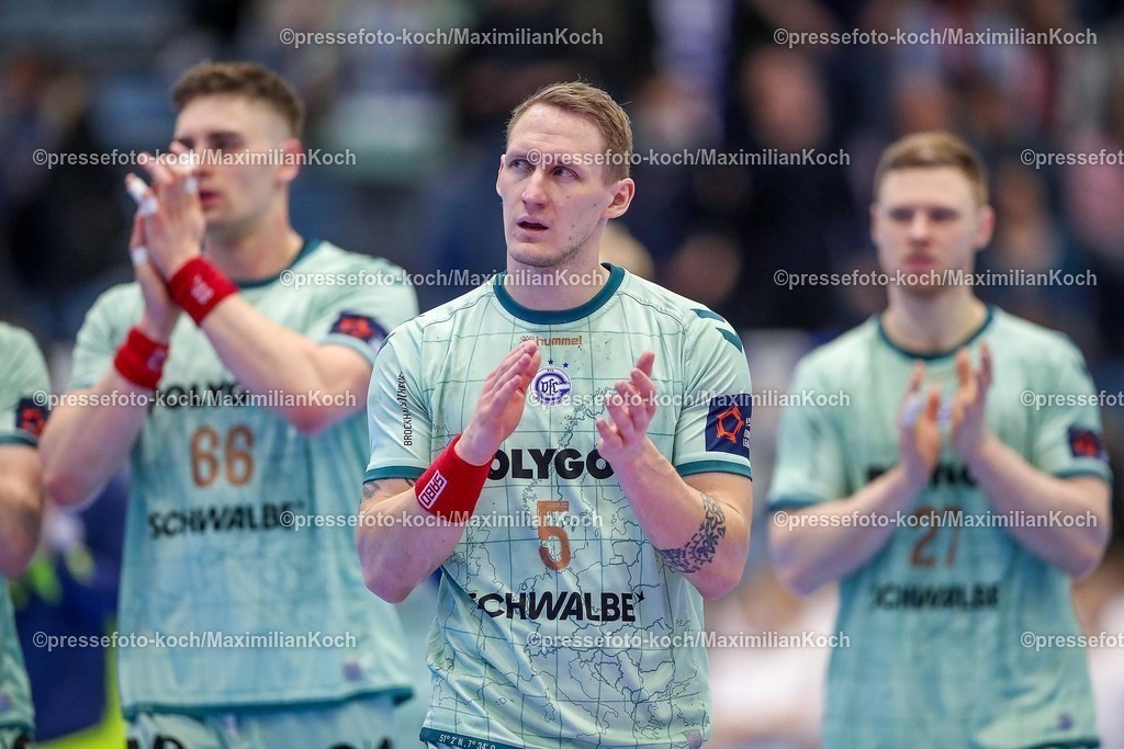 Gum11022501083 | 11.02.2025, Handball, European League - Hauptrunde Gruppe IV, VfL Gummersbach - SG Flensburg-Handewitt, Schwalbe-Arena: Enttäuschte Gesichter beim team aus Gummersbach nach der 31:36 Niederlage. Enttäuschung Tilen Kodrin (GUM #5) 