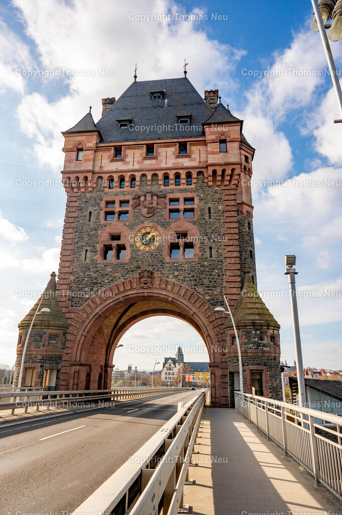 Nibelungenbruecke_Worms__Thomas_Neu_Fotografie-31 | Die Nibelungenbrücke verbindet die rheinland-pfälzische Stadt Worms über den Rhein mit den hessischen Städten Lampertheim und Bürstadt.Nachdem bei Worms der Fährbetrieb urkundlich seit dem Jahr 858 belegt ist, entstand die erste Schiffsbrücke im Jahr 1855. Die erste feste Brücke über den Rhein war von 1900 bis 1945 die Ernst-Ludwig-Brücke. Die im Zweiten Weltkrieg zerstörte Brücke wurde als Nibelungenbrücke (heute „alte“ Nibelungenbrücke genannt) von 1951 bis 1953 wieder aufgebaut.Die Nibelungenbrücke in Worms ist eine der wichtigsten Rheinquerungen der Region und prägt mit ihrem markanten Brückenturm das Stadtbild. Der Turm, ursprünglich als repräsentatives Stadttor zur Nibelungensage gestaltet, gilt bis heute als eines der bekanntesten Wahrzeichen von Worms. Die Brücke verbindet das rheinhessische und rheinland-pfälzische Ufer und bietet beeindruckende Ausblicke auf den Rhein, die Wormser Innenstadt und die umliegende Landschaft. Durch ihre besondere Architektur und historische Bedeutung ist die Nibelungenbrücke ein beliebtes Motiv für Fotografen und Besucher.,, Bild: Thomas Neu