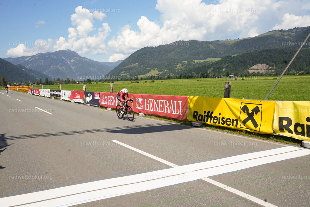 874_20230817_Bewerb_Maenner_Muehlanger | AUT - OESTERREICH, 2023-08-16: SPORT RENNRAD-FAHREN - 55. INTERNATIONALER RADWELTPOKAL IN ST. JOHANN IN TIROL  - Vintage-Radrennen mit WM-Bronze-Medaillen-Siegerin Christina Schweinberger, den Teilnehmer und Alexander Baumann (vom Orginastions-Team) - TAG 2 BEWERB MAENNER IN SECHS GRUPPEN  ; Foto: Roland Muehlanger