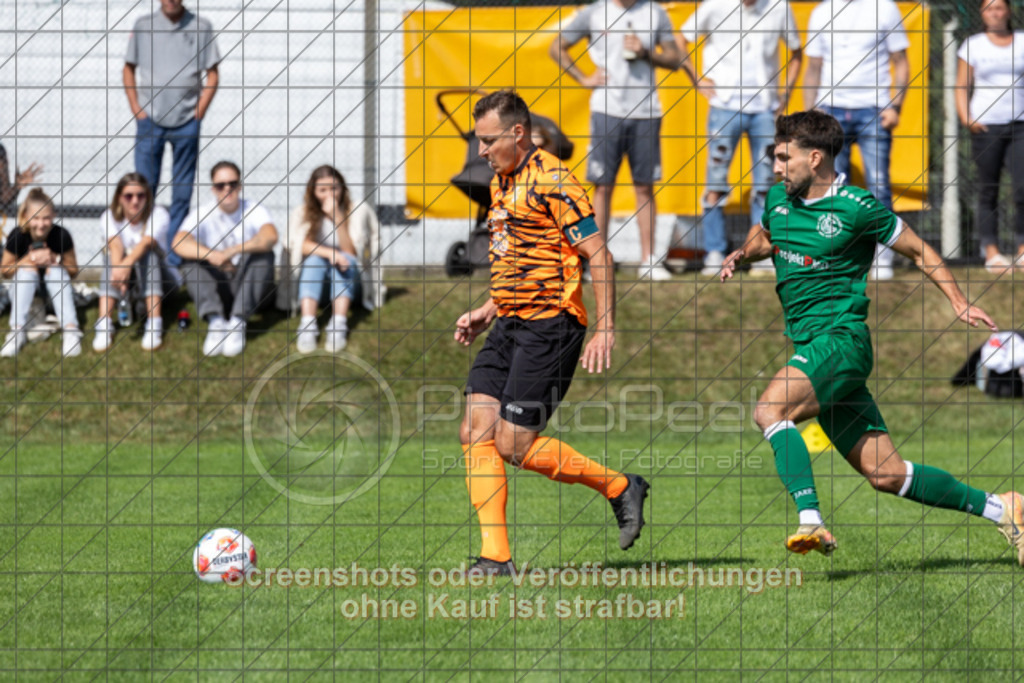 20250824_150855_0298 | #,KSG Eislingen (grün) vs. SGM Jebenhausen-Bezgenriet (orange), Fussball, Kreisliga A3 - Bezirk Neckar/Fils, 01. Spieltag, Saison 2025/2026, Rasensportplatz, Albstraße 69, 73054 Eislingen, 24.08.2025 - 15:00 Uhr,Foto: PhotoPeet-Sportfotografie/Peter Harich